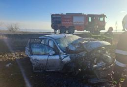 Accident la Brăești! O mașină a luat foc după ce a ieșit de pe carosabil și a izbit un copac - FOTO