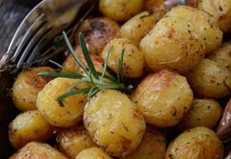 Secretul celor mai buni cartofi copți. Ingredientul minune care îi face crocanți