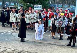 Polițiștii botoșăneni au primit vizita urătorilor din Vârfu Câmpului și Vorona - FOTO