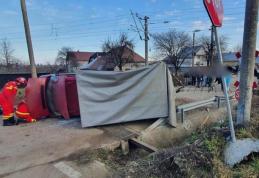 Neatenția se putea transforma în tragedie! Autoutilitară lovită de tren într-o localitate din Suceava