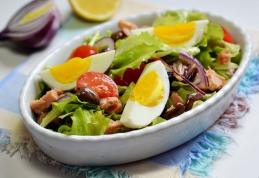 Salată de ton, ouă și ceapă