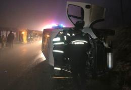 Accident în localitatea Iezer între o mașină de transport pâine și un microbuz școlar - FOTO