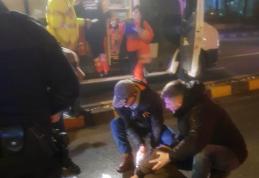 Bărbat izbit de o mașină pe trecerea de pietoni. Victima ajutată de doi jandarmi - FOTO