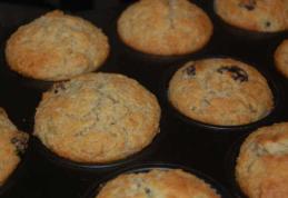 Brioșe cu banane și cireșe uscate