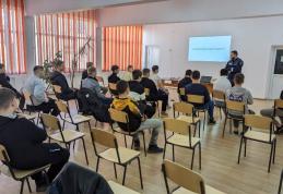 Polițiștii botoșăneni alături de elevii Colegiului Tehnic „Gheorghe Asachi” Botoșani, pentru prevenirea victimizării acestora