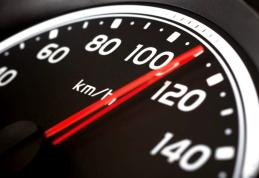 Amendă uriașă pentru un tânăr care a condus cu peste 140 de km/h în localitate și cu documente în neregulă