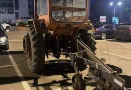 Doi bărbați s-au îmbătat și au mers cu tractorul cu plug la un mall din Iași