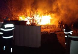 Incendiu puternic! Casă a unei batrâne mistuită de flăcări - FOTO