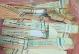 Timbre de acciză și etichete de băuturi alcoolice depistate la intrarea în țară