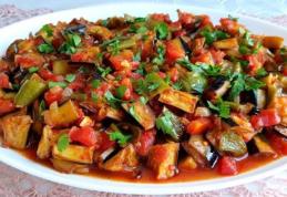 Mâncare de ardei cu vinete și dovlecei