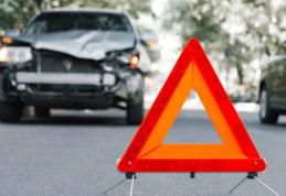 Un șofer băut a lovit o mașină care circula regulamentar din sens opus