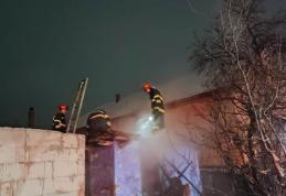 Bătrână rămasă fără locuință după ce a făcut focul în sobă și a plecat de acasă - FOTO