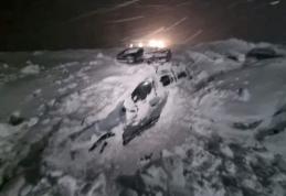 Cabană din Munții Făgăraș cuprinsă de o avalanșă. Mai multe mașini parcate au fost lovite de zăpadă - FOTO