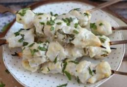 Frigărui de pui marinate în sos de iaurt și lămâie