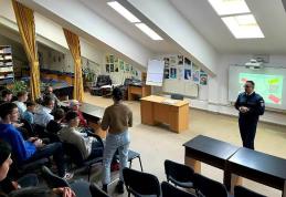 Sesiuni de informare a elevilor botoșaneni pe tema prevenirii traficului de persoane