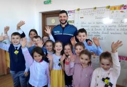 Poliţiştii botoşăneni alături de elevii claselor I pentru promovarea măsurilor de siguranţă personală