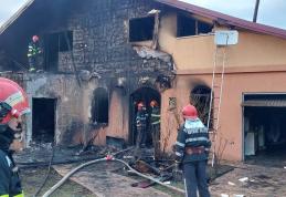 Un bărbat a ajuns la spital în urma unui incendiu care a izbucnit în locuința sa - FOTO