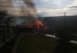 Depozit de furaje și o anexă mistuite de flăcări la Șendriceni - FOTO