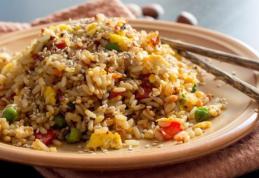 Orez prăjit cu omletă și legume