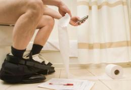 Mergi cu telefonul mobil la toaletă? Cât de periculos este acest obicei pentru sănătate