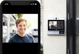 Cum funcționează un interfon care se accesează cu telefonul, și de ce ar trebui să ai unul