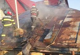Flăcările unui incendiu au cuprins acoperișul unei case din Stâncești - FOTO