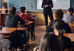 Poliţiştii botoşăneni alături de elevii din Vorniceni, pentru prevenirea victimizării acestora