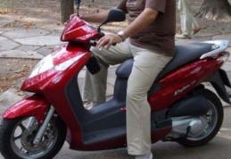 Depistat în timp ce conducea un moped neînmatriculat și fără permis