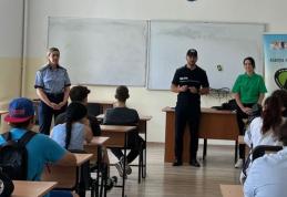 Sesiuni de informare susținute de polițiștii botoșăneni pe tema siguranței online și a riscurilor generate de consumul de droguri