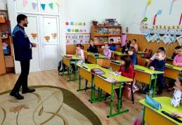 Poliţiştii botoşăneni alături de elevii claselor întâi pentru promovarea măsurilor de siguranţă personală