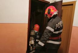 Garsonieră din Botoșani cuprinsă de flăcări. Tânăr ajuns la spital în stare gravă - FOTO
