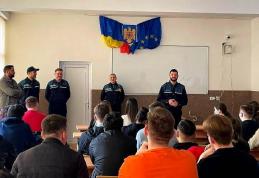 Poliţiştii botoşăneni alături de elevi - FOTO