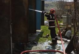 Clădire, folosită ca depozit, cuprinsă de flăcări la Vorona - FOTO