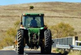 Mașină lovită de un tractor. Șoferul autoturismului a ajuns la spital