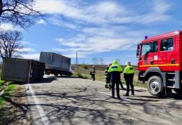 Remorca doborâtă de vânt, pe un drum din județ - FOTO