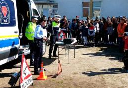 Poliţiştii botoşăneni alături de elevii Şcolii Gimnaziale „Octav Băncilă” Corni, pentru prevenirea victimizării acestora - FOTO