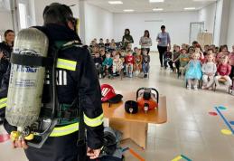 Pompierii încheie săptămâna alături de copii - FOTO