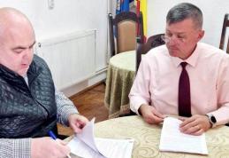 Drumul Măgura va fi asfaltat - primarul comunei Ibănești, Romică Magopeț a semnat contractul de realizare a lucrărilor!