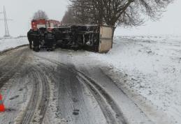 Accidente la Dumbrăvița și George Enescu! Un autoturism a intrat într-un parapet și o autoutilitară s-a răsturnat