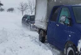 O autoutilitară și mai multe autoturisme rămase înzăpezite pe drumul Botoșani - Săveni, deblocate de pompieri - FOTO