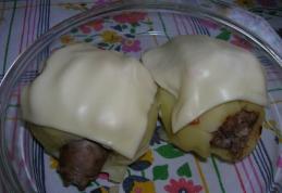 Cartof umplut cu cârnat prăjit