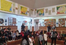 Ziua Internațională a Romilor, sărbătorită la Școala Gimnazială „Ștefan cel Mare” Dorohoi: Copiii au dansat și și-au prezentat obiceiurile