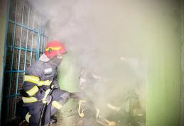 Incendiu izbucnit într-o boxă a unui bloc din Botoșani din cauza unui scurtcircuit - FOTO
