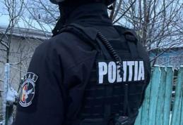 Două persoane, bănuite de lipsire de libertate, loviri și viol, reținute de polițiști în urma unor percheziții - FOTO