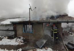O bucătărie de vară distrusă complet de un incendiu - FOTO