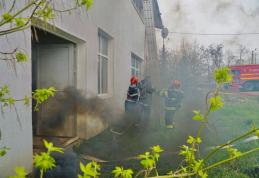 Explozie urmată de incendiu la o fabrică de mobilă din localitatea Dealu Mare – FOTO