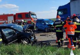 Grav accident pe drumul Dorohoi - Botoșani! Patru persoane au ajuns la spital după impactul a trei mașini - FOTO