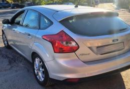 Fără permis de conducere la volanul unui autoturism căutat de către autorităţi