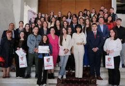 Premii pentru cei mai buni elevi contabili - FOTO