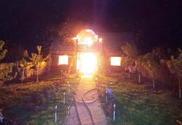 Casă aprinsă de un scurtcircuit, la Prăjeni - FOTO